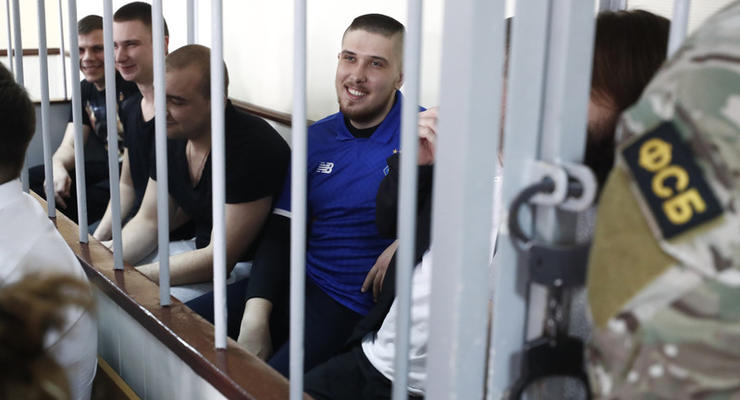 Украинским морякам продлили арест до конца октября