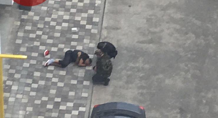 Под Киевом мужчина упал, спускаясь из окна квартиры на простынях