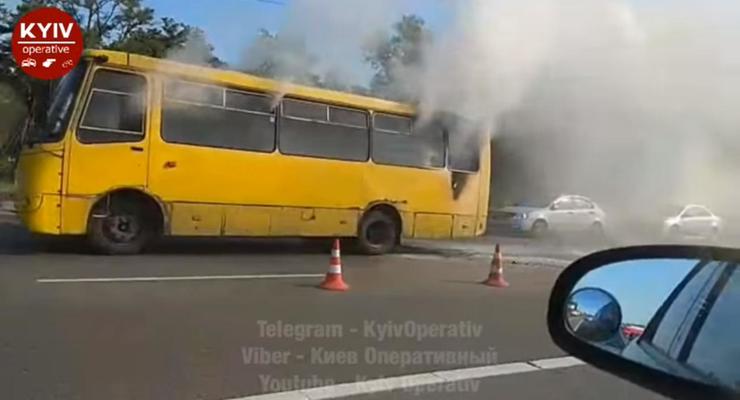 В Киеве на ходу загорелась маршрутка