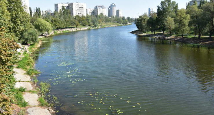 Из Русановского канала в Киеве достали тело мужчины