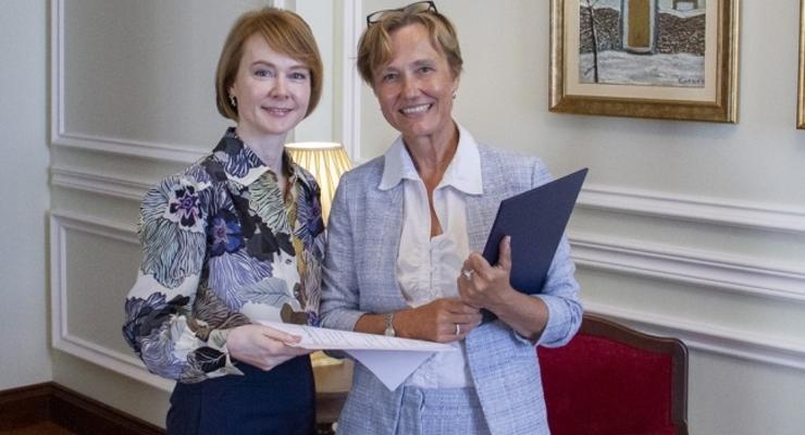 Новый посол Германии вручила Зеркаль копии верительных грамот