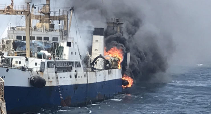У берегов Африки загорелся украинский корабль, пропал моряк