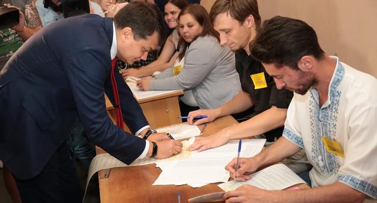 Как голосуют известные украинцы на выборах в Раду-2019: Фото