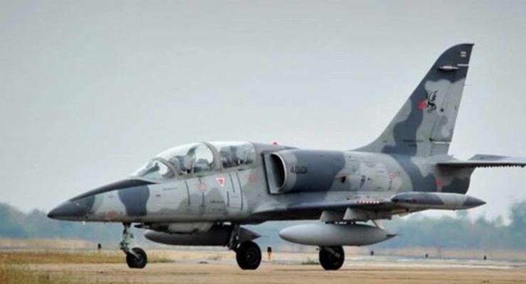 Военный самолет экстренно приземлился на дорогу в Тунисе