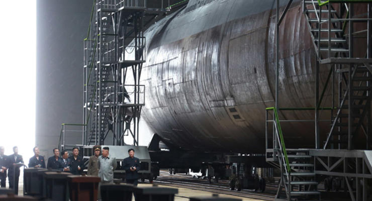 Ким Чен Ын осмотрел новую подводную лодку