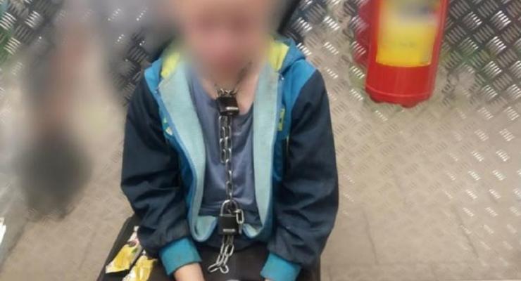 Российский бизнесмен держал на цепи в сарае своего 10-летнего сына