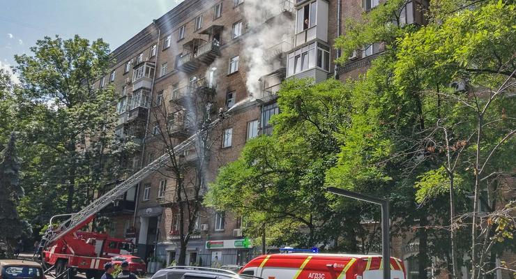 В центре Киева горит многоэтажка, погибла женщина
