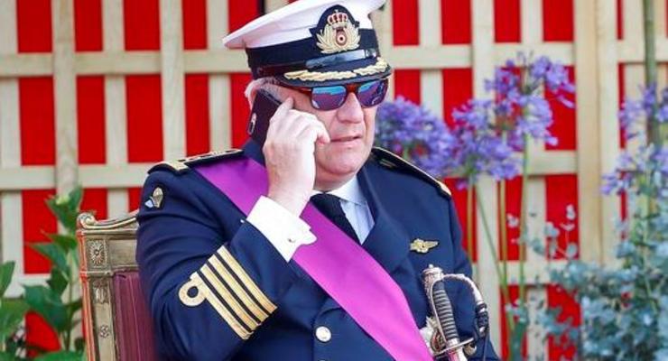 Принц Бельгии на параде "завис" в смартфоне и пропустил гимн