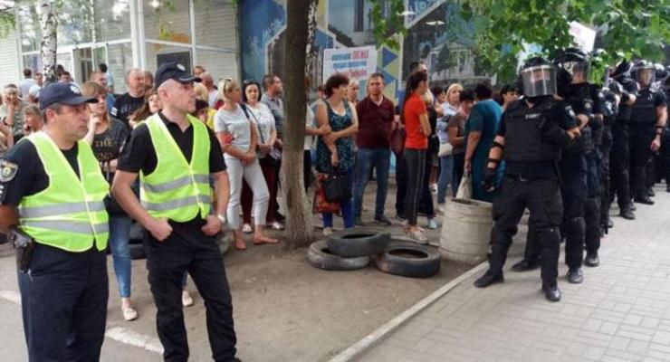 В Покровске люди протестуют под окружкомом: Комиссия не работает