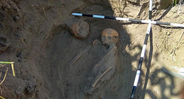 Более сотни детей с растрощенными костями: Захоронение жертв продотряда нашли под Житомиром