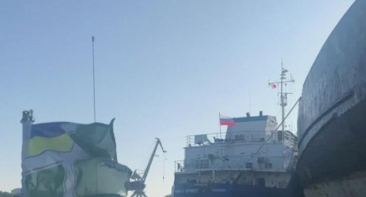 СБУ задержала российский танкер, помогавший захвату украинских моряков и кораблей