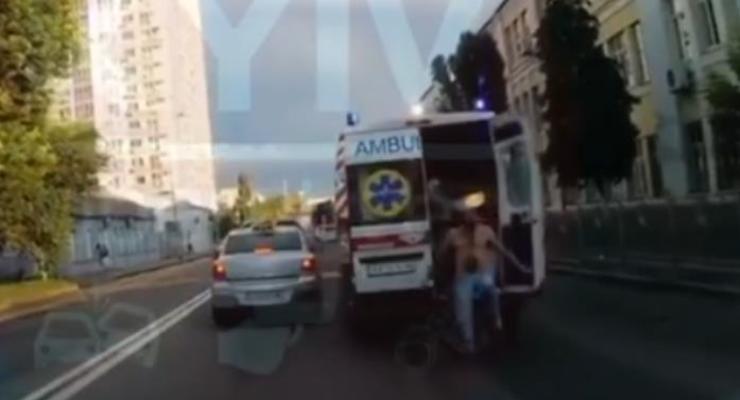 Полуголый мужчина на ходу выпрыгнул из "скорой" в Киеве