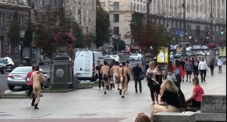 В Киеве по Крещатику пробежала группа голых парней
