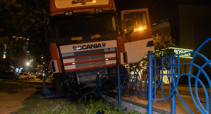 В Киеве фура вылетела с трамвайных путей в забор