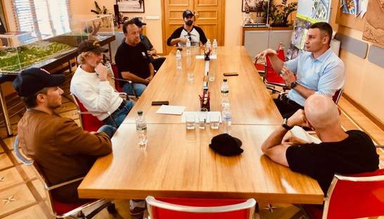 В Киев приехал голливудский режиссер Майкл Бэй