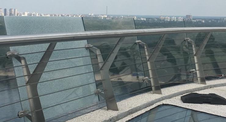В Киеве на "мосту Кличко" треснуло боковое стекло
