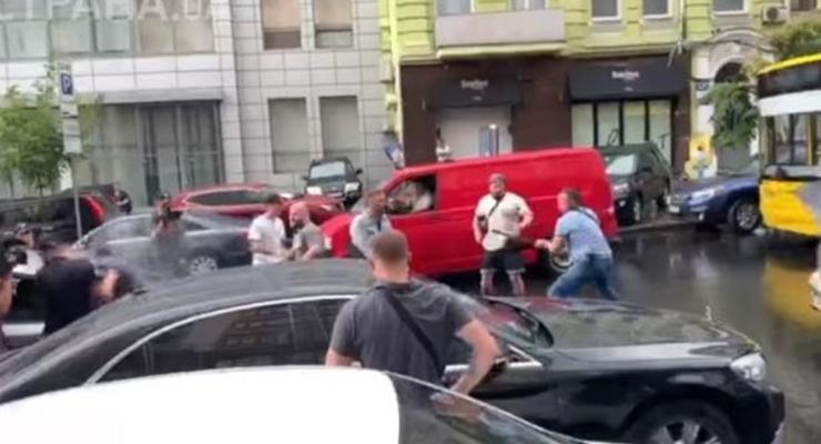 Мужчину, прыгнувшего на капот машины Порошенко, допросила полиция