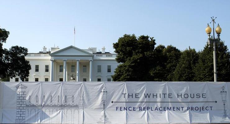 Трамп строит четырехметровую стену вокруг Белого дома