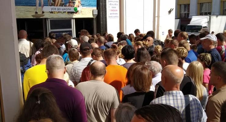 На метро Вокзальная в Киеве снова утром образовалась "пробка"