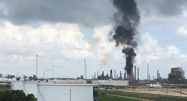 В Техасе на заводе Exxon Mobil произошел пожар