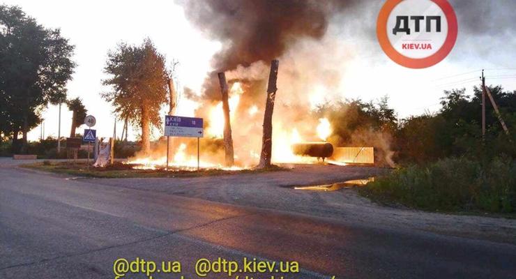 Под Киевом сгорела АЗС: Один человек получил ожоги