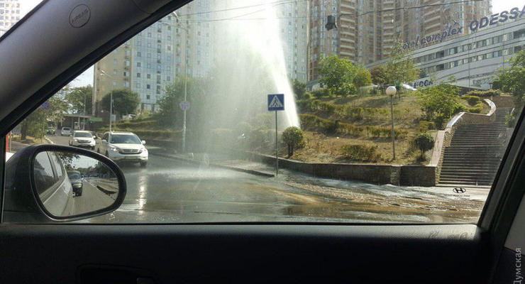 В Одессе посреди улицы забил огромный фонтан