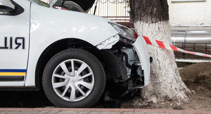 В Киеве авто госохраны влетело в дерево, водитель погиб от сердечного приступа