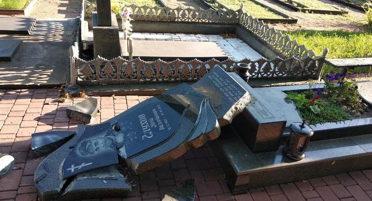 Под Житомиром разгромили кладбище: осквернены могилы воинов АТО