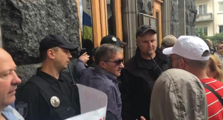 "Президент, выходи": В Киеве обманутые вкладчики штурмуют ОП