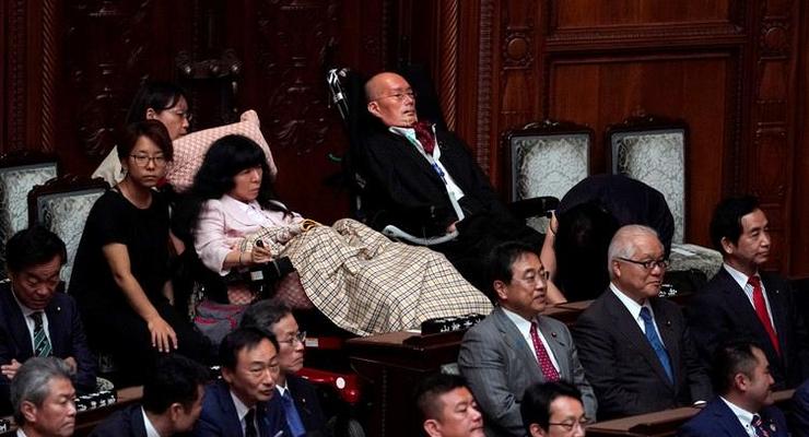 В парламенте Японии впервые появились парализованные депутаты