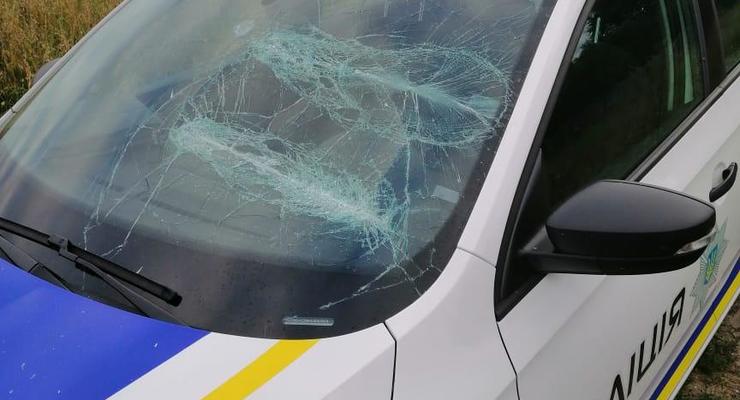 Под Киевом агрессивная пара забрызгала копов слезоточивым газом и повредила авто