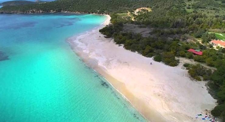 На пляжи Сардинии вернули 10 тонн песка, украденного туристами