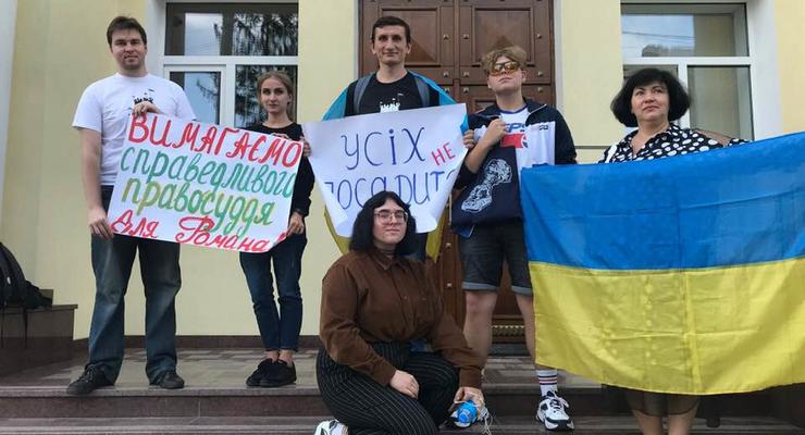 В Ровно суд оправдал подростков за плакаты об импичменте Зеленского