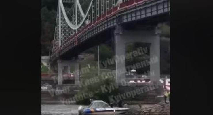 У моста на Труханов остров отвалилась часть бетонной конструкции