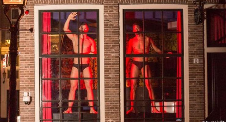 В окнах квартала красных фонарей в Амстердаме появились мужчины