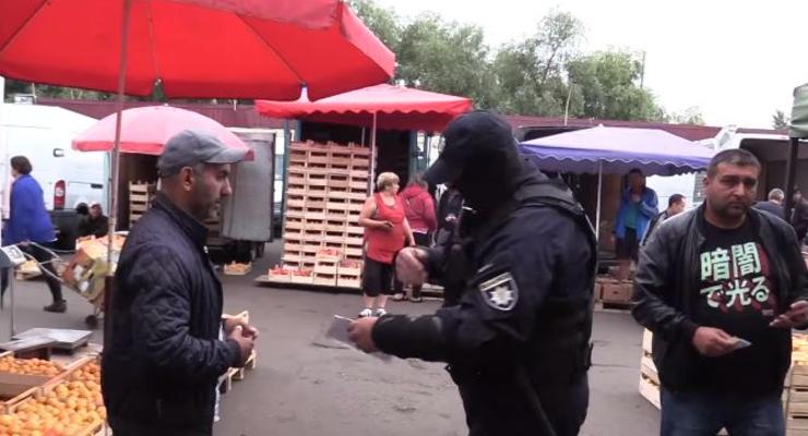 На киевском рынке "Троещина" задержали 119 нелегалов