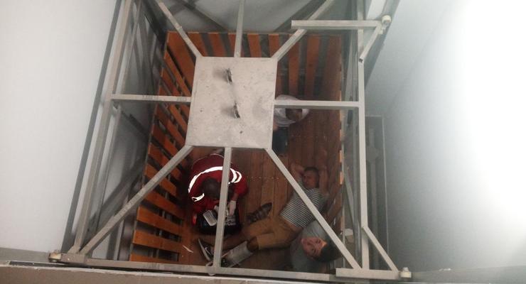 Под Кировоградом рухнул лифт: Двое людей травмированы
