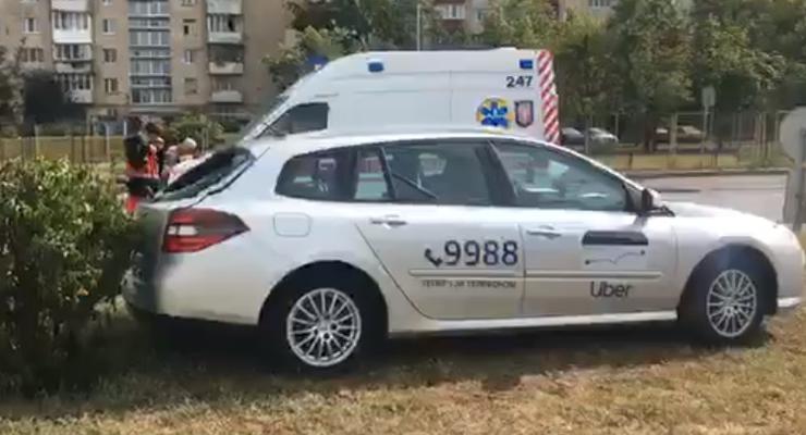 ДТП в Киеве: такси попыталось обогнать "скорую"