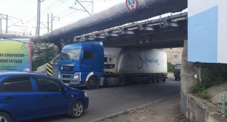 В Одессе фура застряла под мостом