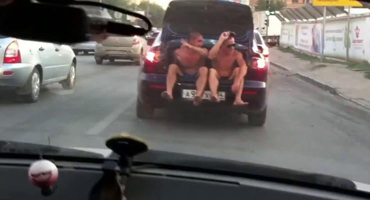 На Виноградаре киевляне устроили экстрим, катаясь в багажнике авто
