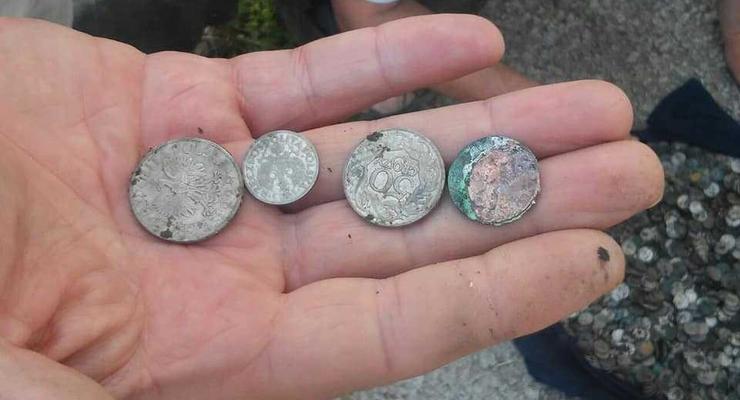 Под Тернополем возле монастыря нашли 6 кг старинных польских монет