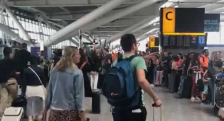 В аэропортах Лондона из-за сбоя системы застряли 15 тысяч пассажиров