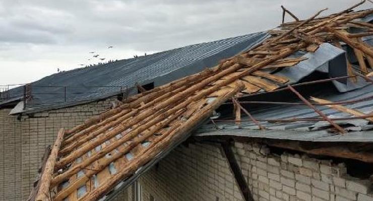 Под Ровно ветер сорвал крышу с пансионата для престарелых