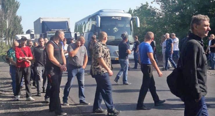 Шахтеры на Донбассе перекрыли дорогу, требуя зарплату