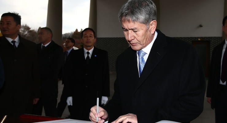 Экс-президента Киргизии задержали и пытаются вывезти по объездной дороге