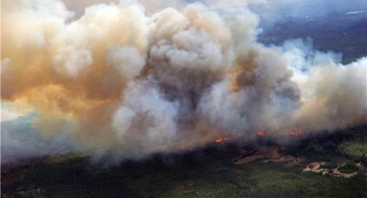 На западе Канады бушует лесной пожар
