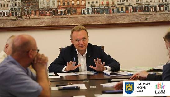 Мэр Львова поручил водить бомжей в баню