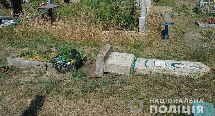Под Днепром мужчина разрыл 12 могил с целью наживы