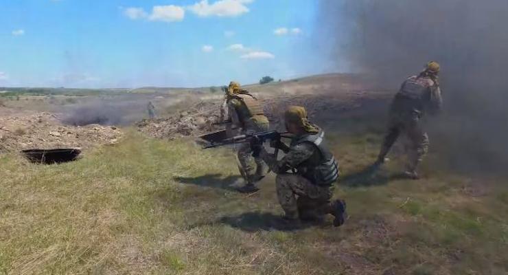 Бойцы ВСУ показали отработку навыков захвата вездехода врага в зоне ООС
