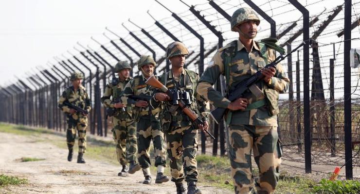 Пакистан перебрасывает военную технику на границу с Индией – СМИ